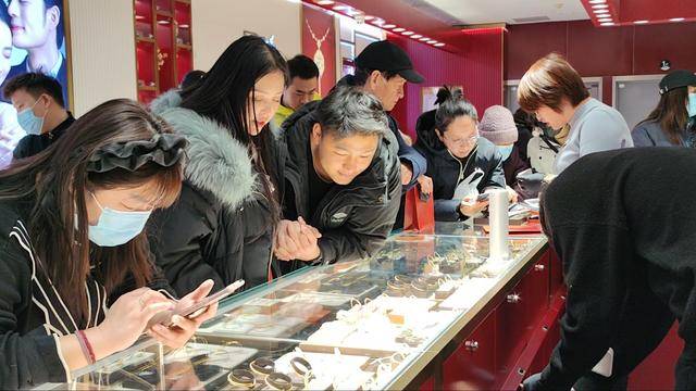 胖东来金饰每克便宜100元，顾客异地买金场面火爆