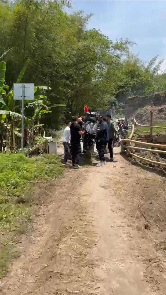 重庆长江边“阿勒泰”走红，大量摩友到此打卡冲坡，官方：用水泥墩阻挡无果