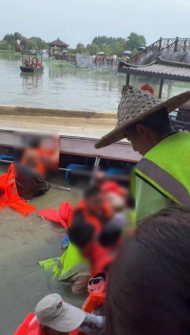 成都一景区游船侧翻12人落水，当地：有人抢乘所致，无伤亡