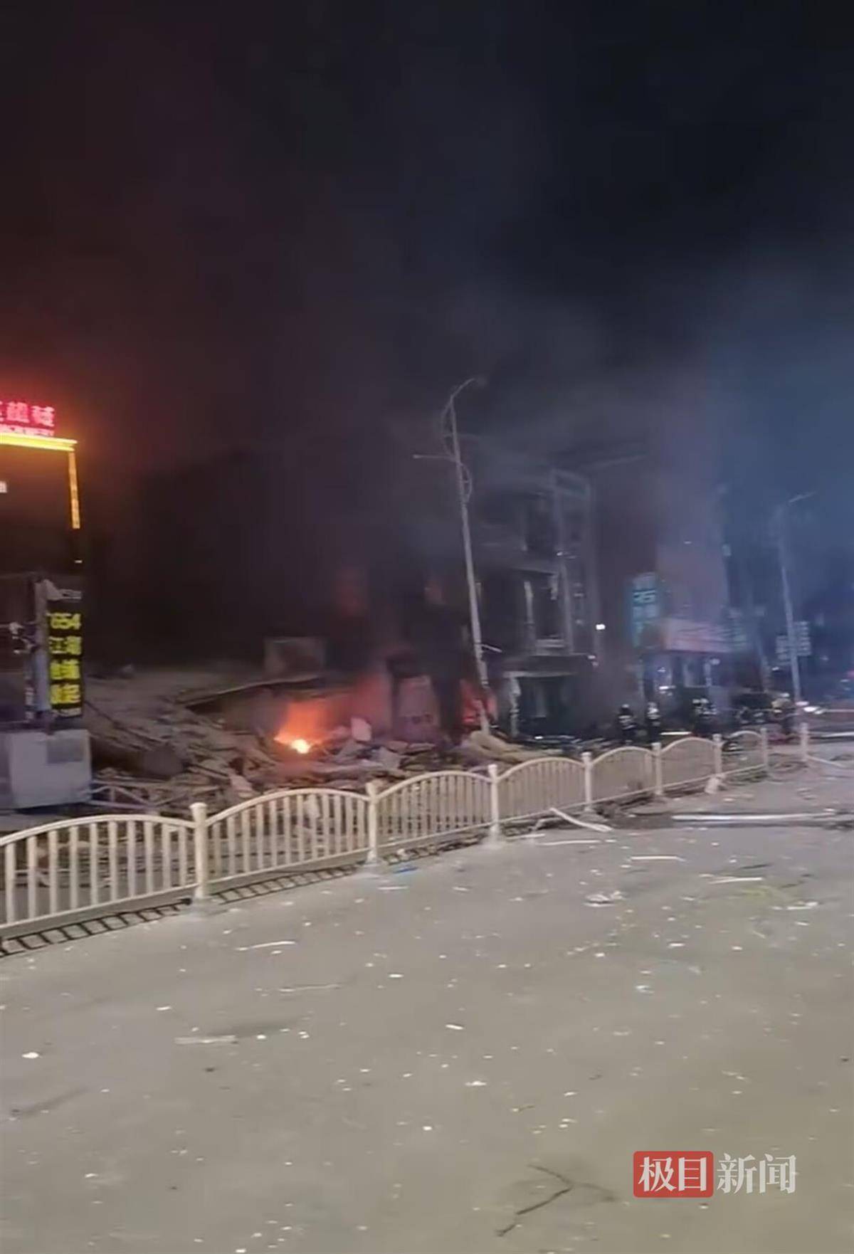 福建南安一楼房爆燃倒塌致19岁女子遇难，官方：她已参加工作，并非今年高考生